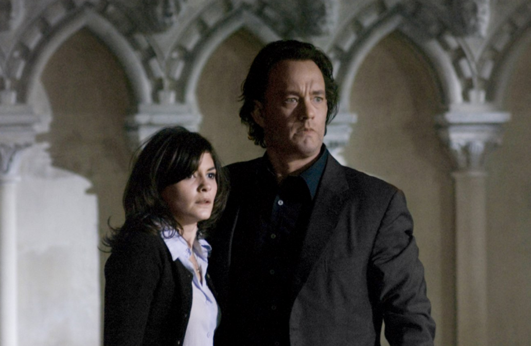 Tom Hanks v roli odborníka na symboly Roberta Langdona a Audrey Tautou jako francouzská kryptoložka Sophie Neveu ve filmu Šifra mistra Leonarda (2006).