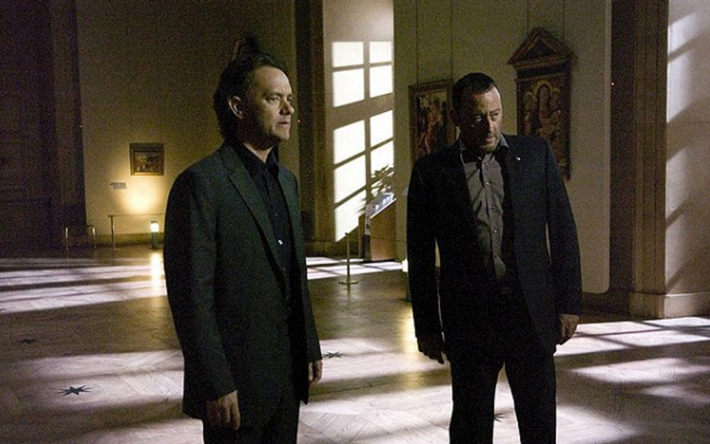 Tom Hanks v roli odborníka na symboly Roberta Langdona a Jean Reno jako policejní kapitán Fache ve filmu Šifra mistra Leonarda (2006).
