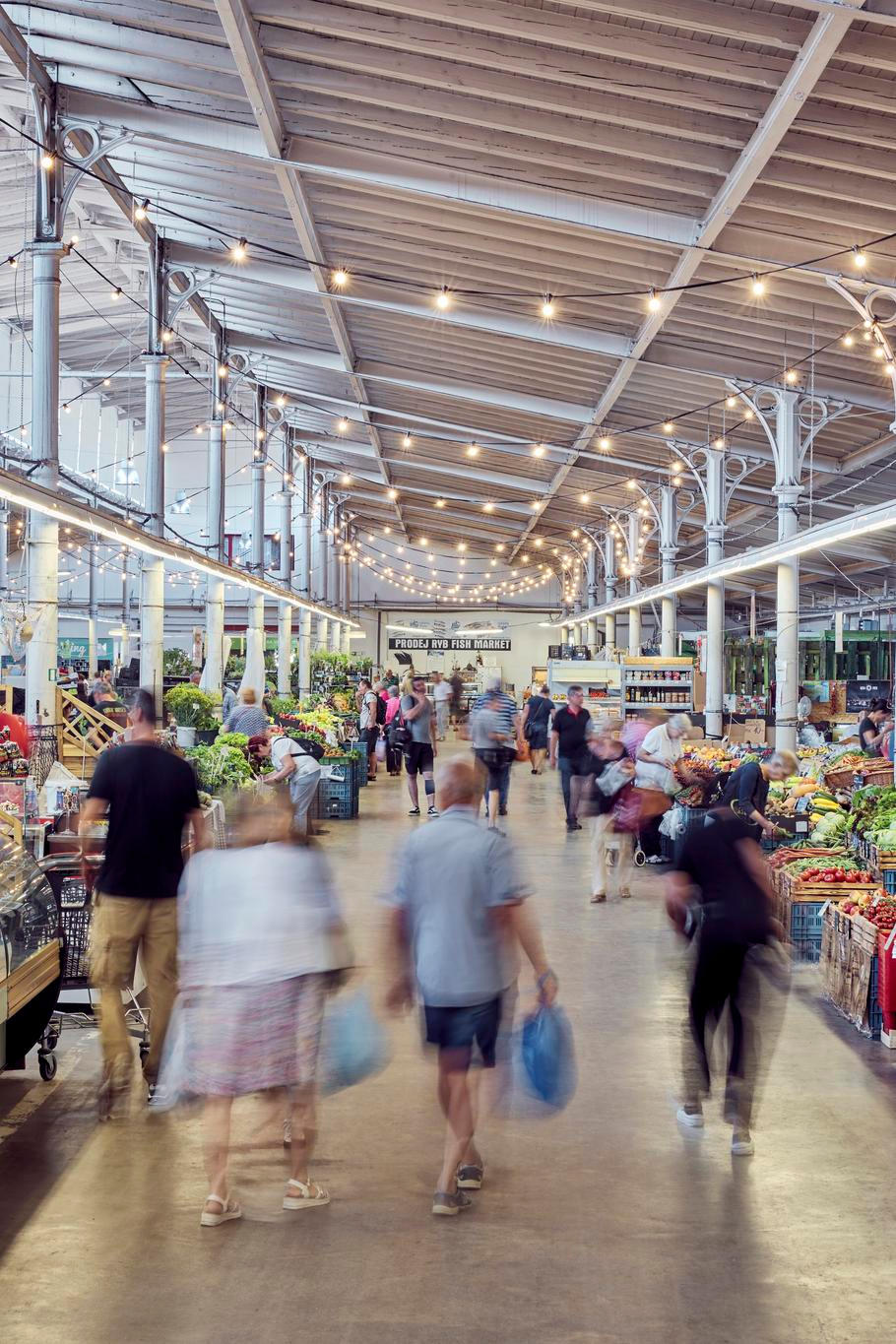 Holešovická tržnice se v posledních letech profiluje jako prostor, který propojuje gastronomii, kulturu i komunitní život. Vedle tradičních farmářských trhů zde pravidelně probíhají gastrofestivaly, koncerty, letní i zimní kino nebo tematické akce.