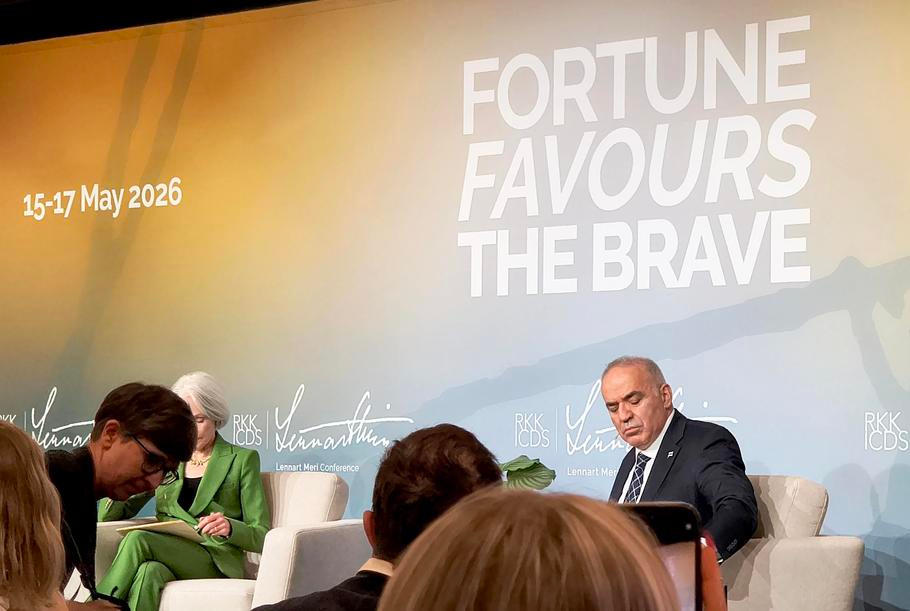 „Jsou to snílci,“ říká o svých kolezích z ruské opozice Kasparov. Tallinn, 16. května 2026.