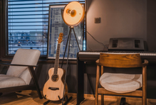 Projekt s názvem Midnight harmony se tak postupně proměnil v prostor, který není statický, ale během dne mění atmosféru, funkci i tempo.