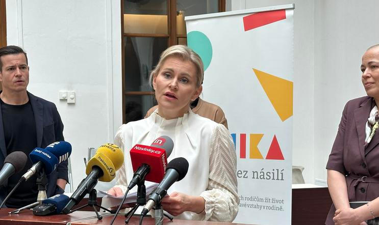 „Bohužel, v české společnosti je vysoká tolerance k násilí na dětech,“ varuje vládní zmocněnkyně pro lidská práva a zároveň poslankyně ANO Taťána Malá, která volá po nutnosti výrazně zlepšit systém ochrany dětí před násilím v rodinách.