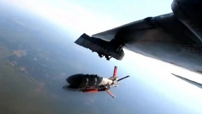 Bombardér ukrajinského letectva Suchoj Su-24 během testování shazuje klon klouzavé bomby KAB.