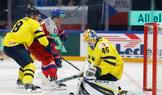 Matyáš Melovský, Robert Hägg a Magnus Hellberg v zápase MS 2026 Česko - Švédsko