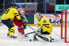 Matyáš Melovský, Robert Hägg a Magnus Hellberg v zápase MS 2026 Česko - Švédsko
