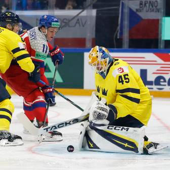 Matyáš Melovský, Robert Hägg a Magnus Hellberg v zápase MS 2026 Česko - Švédsko