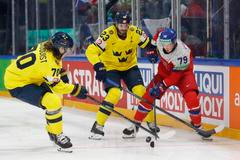 Tomáš Galvas, Oskar Sundqvist a Oliver Ekman-Larsson v zápase MS 2026 Česko - Švédsko