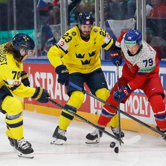 Tomáš Galvas, Oskar Sundqvist a Oliver Ekman-Larsson v zápase MS 2026 Česko - Švédsko