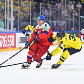 Matyáš Melovský a Jakob Silfverberg v zápase MS 2026 Česko - Švédsko
