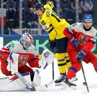 Josef Kořenář, Jack Berglund a Libor Hájek v zápase MS 2026 Česko - Švédsko