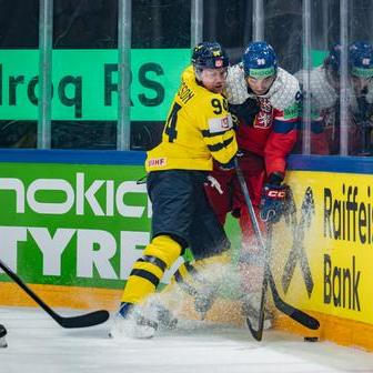 Joel Persson a David Tomášek v zápase MS 2026 Česko - Švédsko