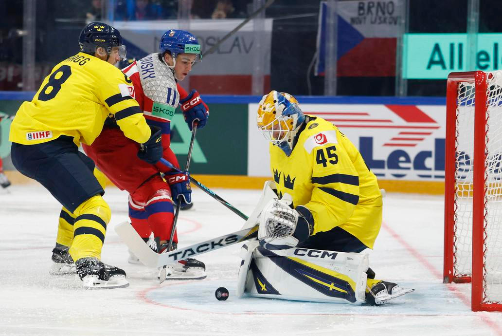Matyáš Melovský, Robert Hägg a Magnus Hellberg v zápase MS 2026 Česko - Švédsko
