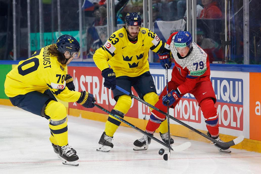 Tomáš Galvas, Oskar Sundqvist a Oliver Ekman-Larsson v zápase MS 2026 Česko - Švédsko