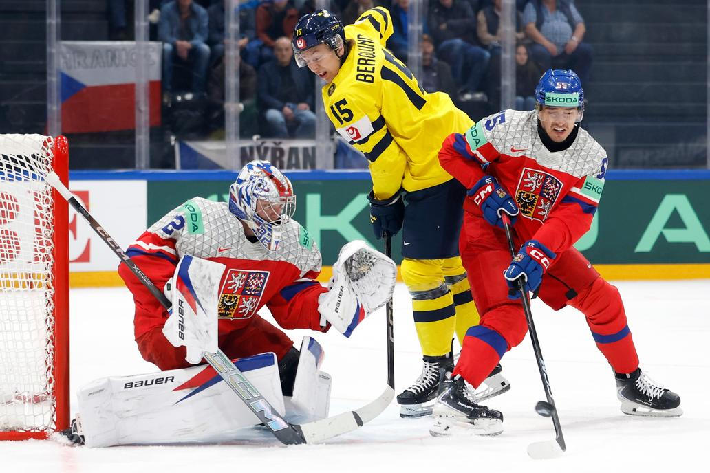 Josef Kořenář, Jack Berglund a Libor Hájek v zápase MS 2026 Česko - Švédsko