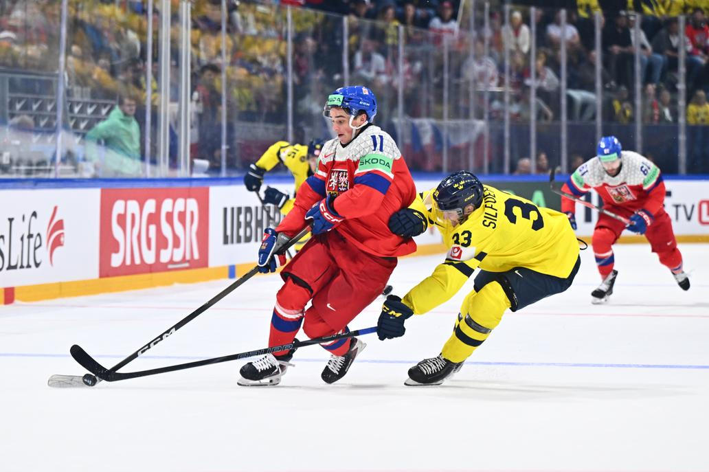 Matyáš Melovský a Jakob Silfverberg v zápase MS 2026 Česko - Švédsko
