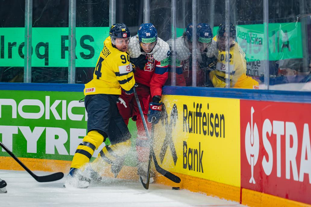 Joel Persson a David Tomášek v zápase MS 2026 Česko - Švédsko