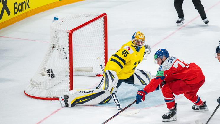 Magnus Hellberg a Tomáš Galvas v zápase MS 2026 Česko - Švédsko
