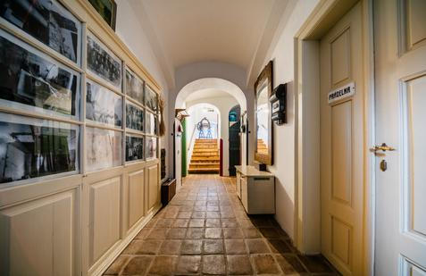 Návštěvníci si mohou na zdech prohlédnout fotografie z rekonstrukce i podobu domu před proměnou. A právě kontrast mezi někdejší zanedbaností a dnešní podobou ukazuje, kolik práce se za celým projektem skrývá.