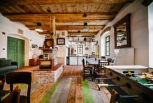 Nejvýraznějším místem celé budovy je společenská místnost v bývalé třídě, která dnes funguje jako kuchyň, jídelna i prostor pro dlouhé večery s přáteli. S