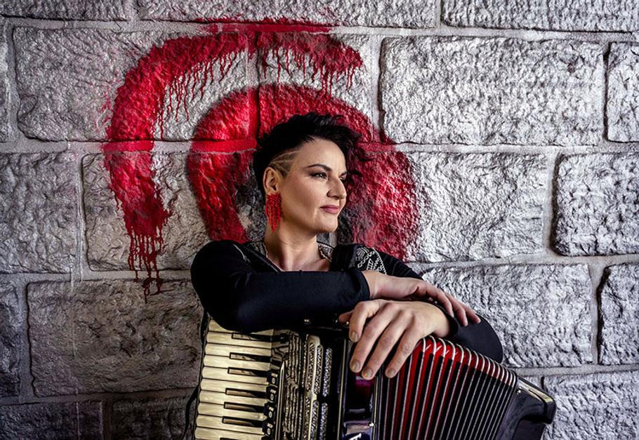 Radůza je česká zpěvačka, šansoniérka, písničkářka, multiinstrumentalistka a hudební skladatelka. Kromě skládání vlastních písní se věnuje také komponování vážné a scénické hudby či studiu lidové hudby různých evropských národů.