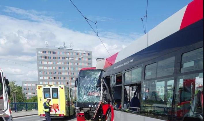Nehoda autobusu a tramvaje v pražských Záběhlicích.