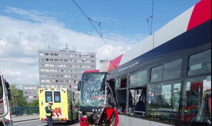 Nehoda autobusu a tramvaje v pražských Záběhlicích.