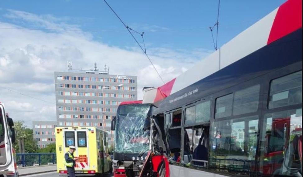 Nehoda autobusu a tramvaje v pražských Záběhlicích.
