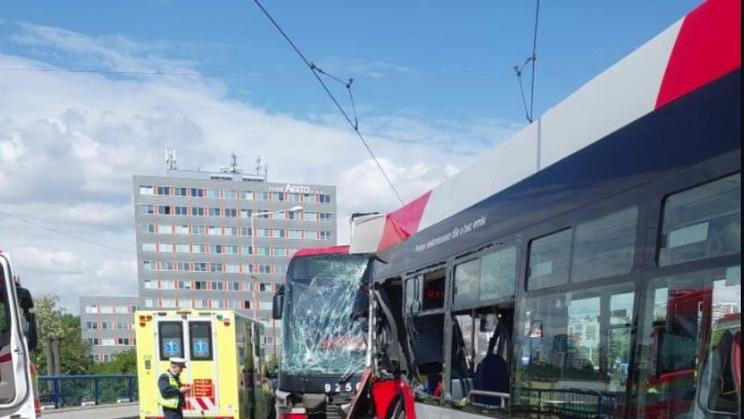 Nehoda autobusu a tramvaje v pražských Záběhlicích.