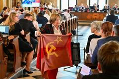 odpůrkyně sjezdu Sudetoněmeckého krajanského sdružení, vlajka Sovětského svazu, symbol, symboly (srp, kladivo, pěticípá hvězda), protest, zasedání zastupitelstva města Brna