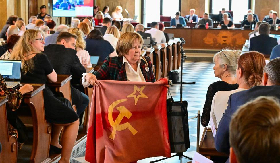 odpůrkyně sjezdu Sudetoněmeckého krajanského sdružení, vlajka Sovětského svazu, symbol, symboly (srp, kladivo, pěticípá hvězda), protest, zasedání zastupitelstva města Brna