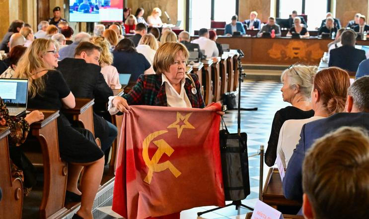 odpůrkyně sjezdu Sudetoněmeckého krajanského sdružení, vlajka Sovětského svazu, symbol, symboly (srp, kladivo, pěticípá hvězda), protest, zasedání zastupitelstva města Brna