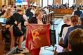 odpůrkyně sjezdu Sudetoněmeckého krajanského sdružení, vlajka Sovětského svazu, symbol, symboly (srp, kladivo, pěticípá hvězda), protest, zasedání zastupitelstva města Brna