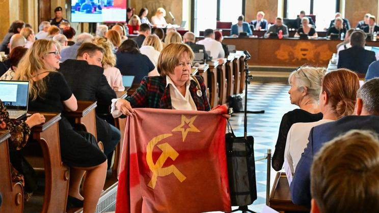 odpůrkyně sjezdu Sudetoněmeckého krajanského sdružení, vlajka Sovětského svazu, symbol, symboly (srp, kladivo, pěticípá hvězda), protest, zasedání zastupitelstva města Brna