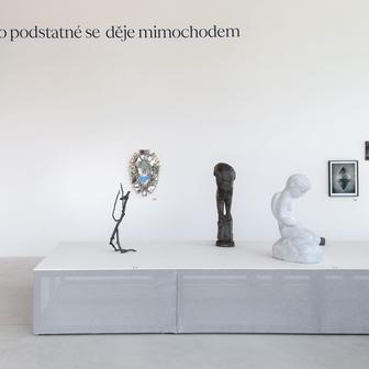 Výstava To podstatné se děje mimochodem představuje reprezentativní výběr ze soukromé sbírky umění designéra a sochaře Ronyho Plesla. 