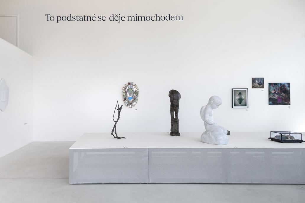 Výstava To podstatné se děje mimochodem představuje reprezentativní výběr ze soukromé sbírky umění designéra a sochaře Ronyho Plesla. 