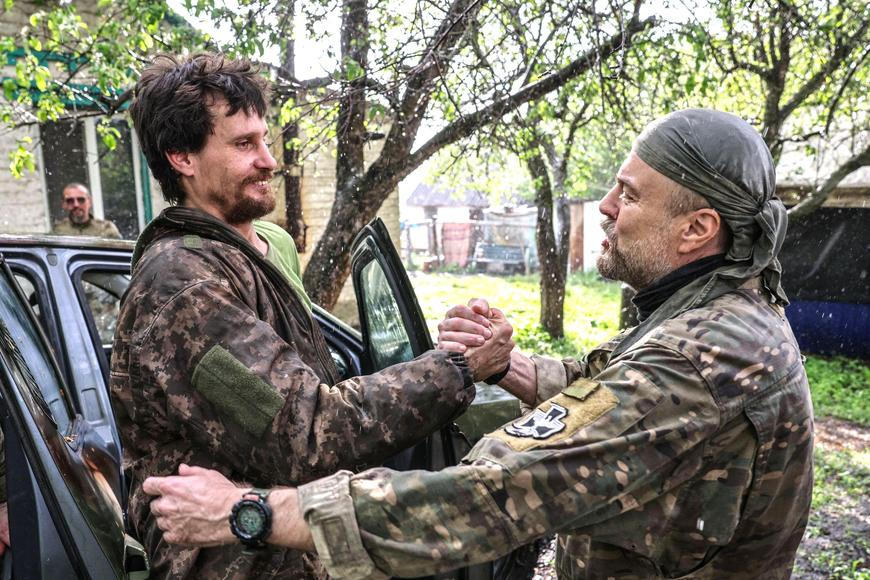 Nejdřív cigareta, pak zpráva o dalším útoku. Dva světy jednoho rána u Charkova