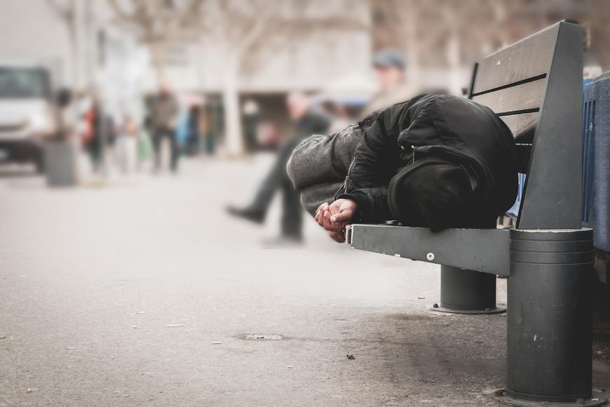 Dali lidem bez domova 100 tisíc bez podmínek. Na ulici může skončit každý, ukazují dva příběhy