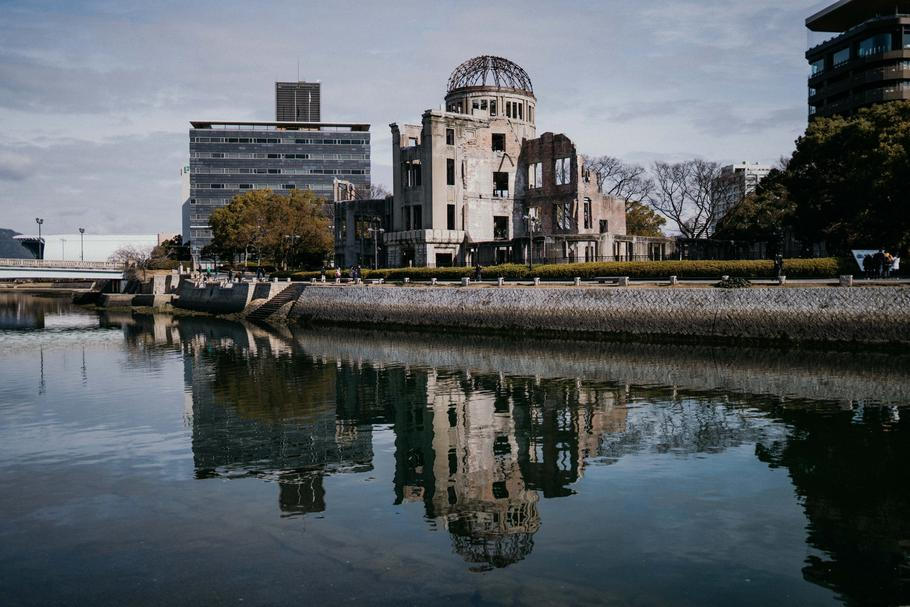 Hirošimský památník míru známý jako Atomový dóm stojí jen několik set metrů od místa dopadu atomové bomby. Budovu, která výbuch přestála, navrhl český architekt Jan Letzel. Od roku 1996 je součástí světového dědictví UNESCO.