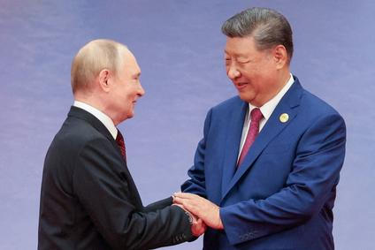 FILE PHOTO: Chinese President Xi welcomes Russian President Putin at SCO summit in Tianjin