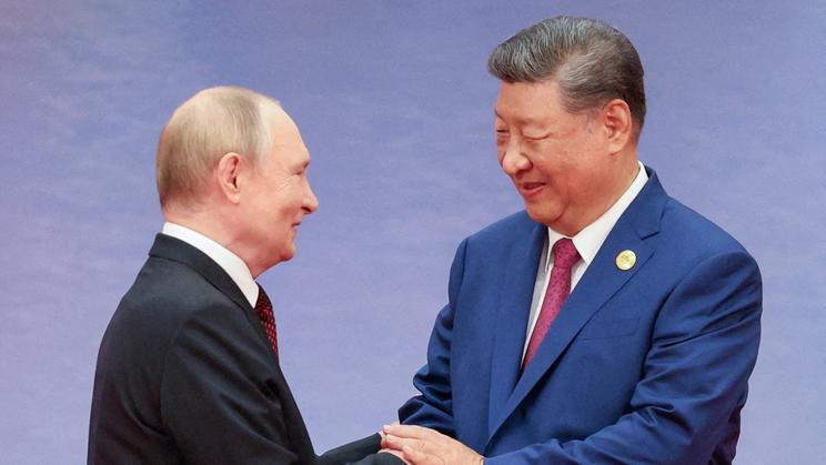 FILE PHOTO: Chinese President Xi welcomes Russian President Putin at SCO summit in Tianjin