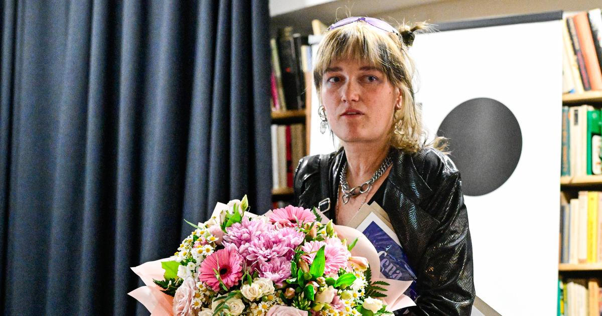 Cenu Jiřího Ortena si letos odnesla Nela Bártová za sbírku Házeliště granátů
