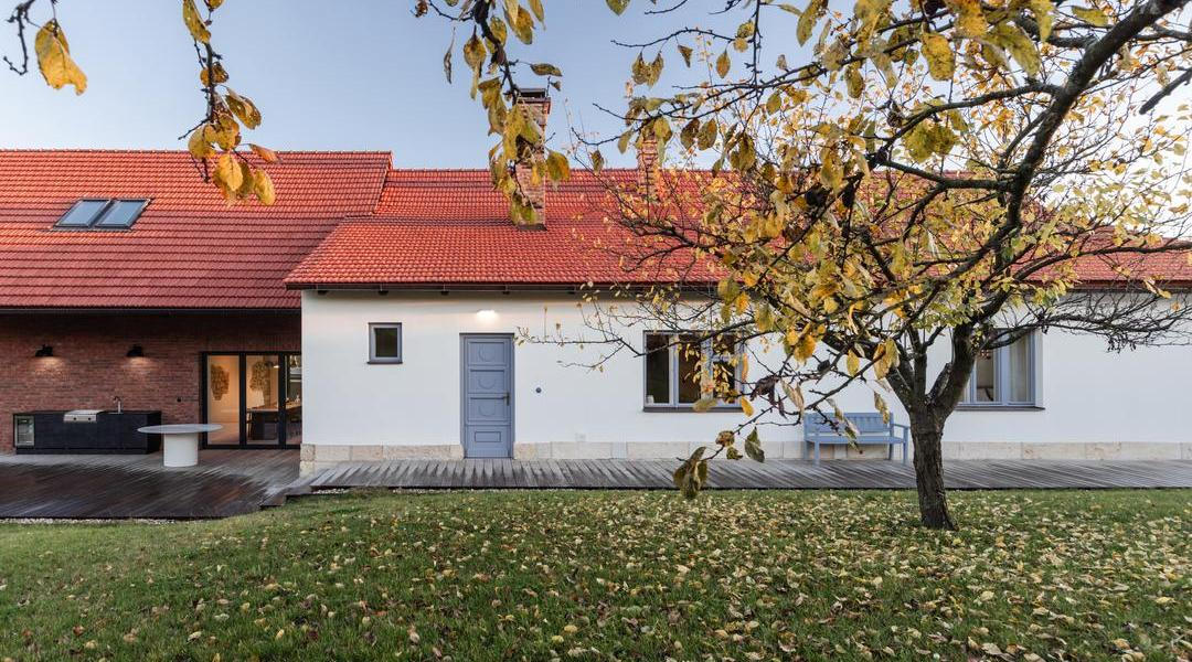 Původní ráz chalupy i interiéru byl zachována. Inspirace přišla v podobě okolí, dům je totiž obklopen ovocným sadem. 