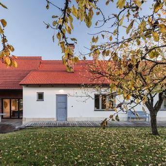 Původní ráz chalupy i interiéru byl zachována. Inspirace přišla v podobě okolí, dům je totiž obklopen ovocným sadem. 