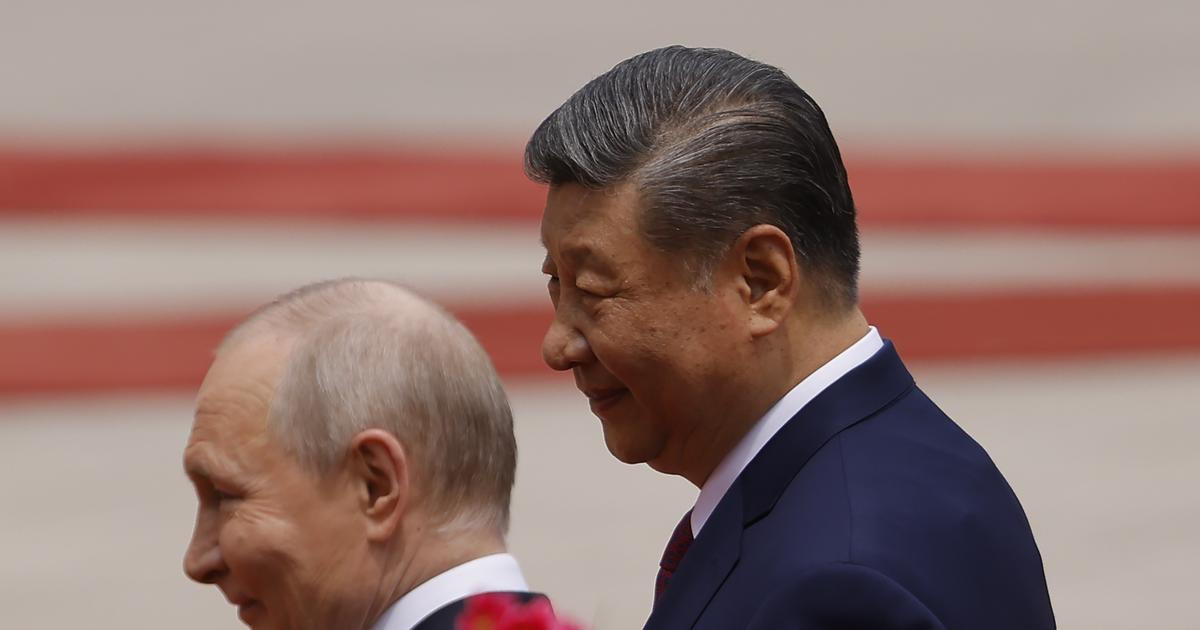 Putin střídá Trumpa v Pekingu. Čínský prezident ho vítal "s vřelým potřesením rukou"