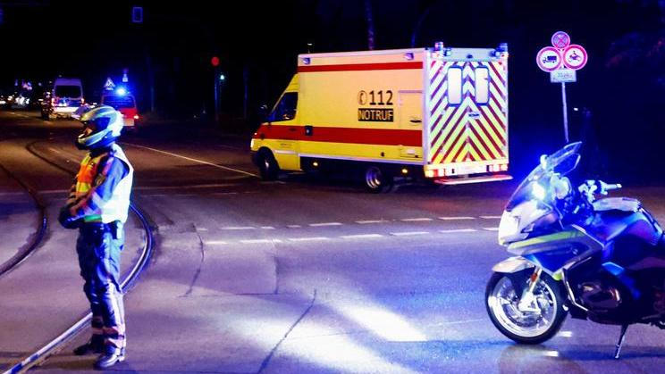 Sanitka s americkým zdravotníkem nakaženým ebolou