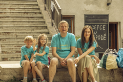 Tomáš Jeřábek a Magdalena Borová se svými filmovými dětmi v komedii Dovolená v Českém ráji.