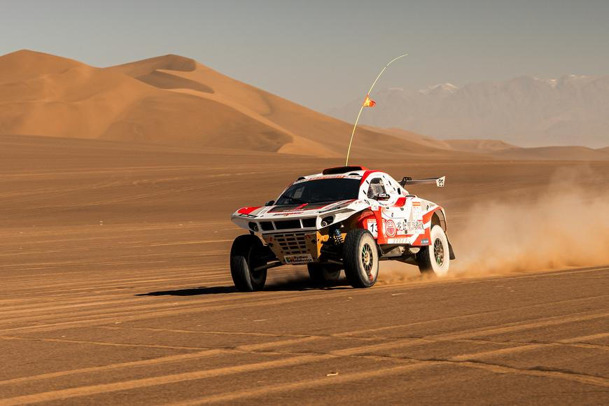 Odstartovalo peklo v písku. Čínský Dakar v „Poušti smrti“ závodníky láká i děsí