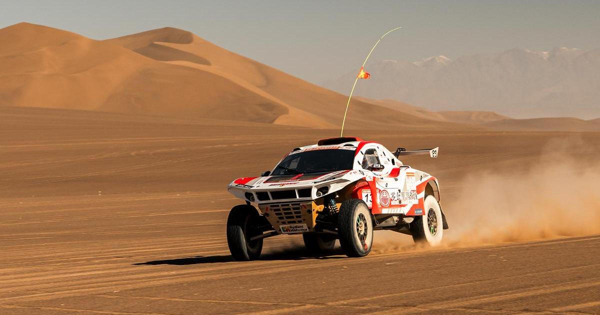 Odstartovalo peklo v písku. Čínský Dakar v „Poušti smrti“ závodníky láká i děsí 