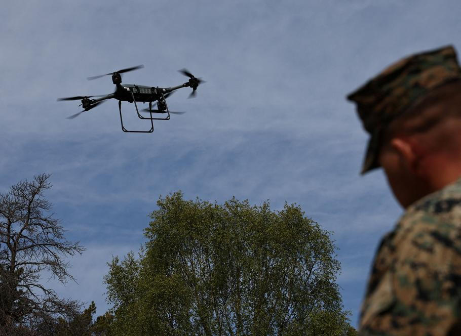 Americký příslušník námořní pěchoty obsluhuje logistický dron během mediální prezentace v rámci cvičení Aurora 2026.