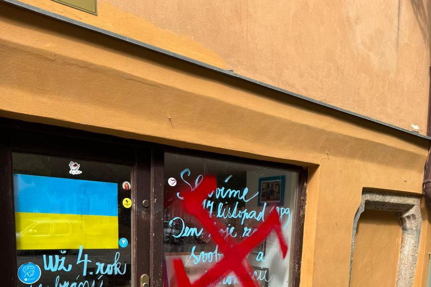 Sudetoněmecký sjezd rozjitřil nenávist v Chebu. Na krajanský spolek někdo nastříkal hákový kříž